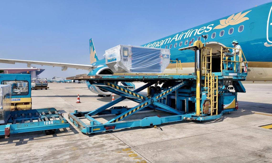 Vietnam Airlines vận chuyển miễn phí gần 20 tấn hàng hóa hỗ trợ vùng mưa lũ miền Trung sau 2 ngày